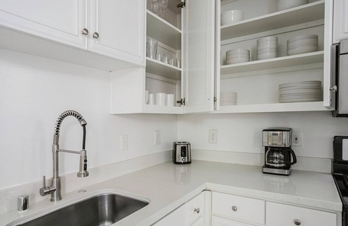 Rancho Park Apartamento | Cool Westwood 2BR w/ Courtyard, Rooftop & Entertainment, by Blueground