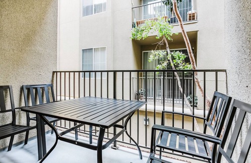 Rancho Park Apartamento | Cool Westwood 2BR w/ Courtyard, Rooftop & Entertainment, by Blueground