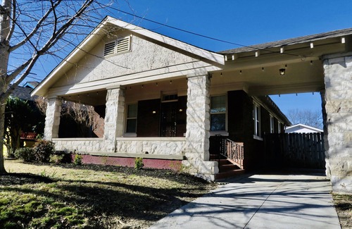 Cooper-Young Historic District Casa | Cooper Youngalow - a cozy bungalow in the heart of Cooper-Young!