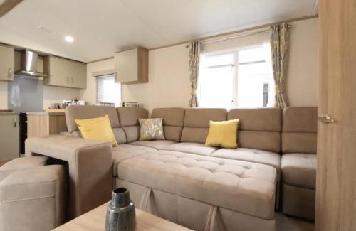 Colchester Casa | Coopers Beach 3-Bed Caravan Sleeps 8 & Pets Ok