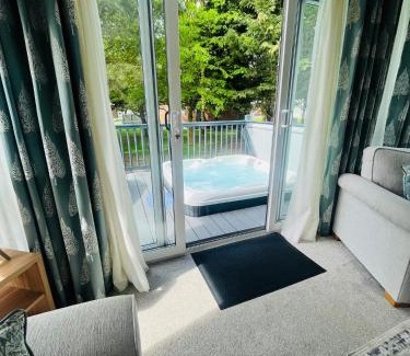 Allerthorpe Casa | Coopers Corner, Lodge with Hot Tub