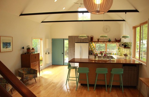 Fly Creek Otro | 3 Miles to Dreams Park: Chic & Cosy Nordic Farmhouse Sleeps 6