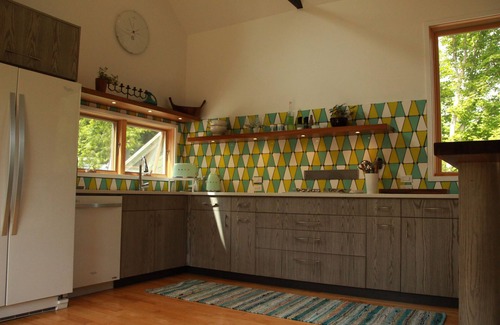 Fly Creek Otro | 3 Miles to Dreams Park: Chic & Cosy Nordic Farmhouse Sleeps 6