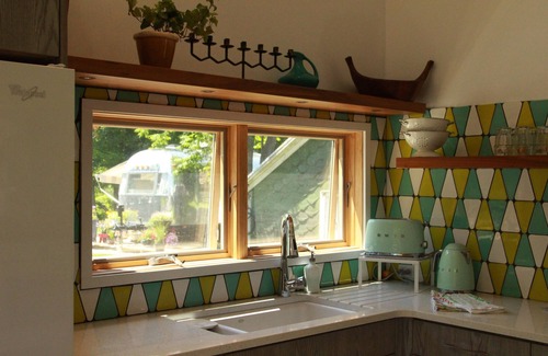 Fly Creek Otro | 3 Miles to Dreams Park: Chic & Cosy Nordic Farmhouse Sleeps 6