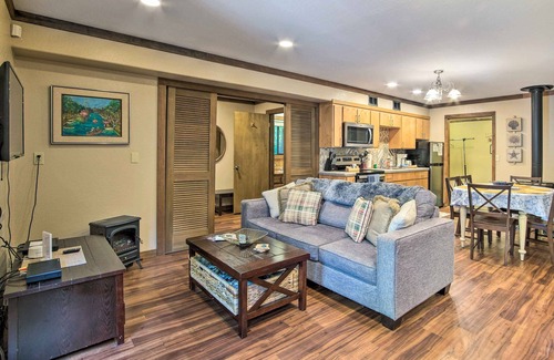 Coos Bay Cabaña | Coos Bay Cottage w/ Fireplace & BBQ Patio!
