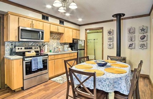 Coos Bay Cabaña | Coos Bay Cottage w/ Fireplace & BBQ Patio!