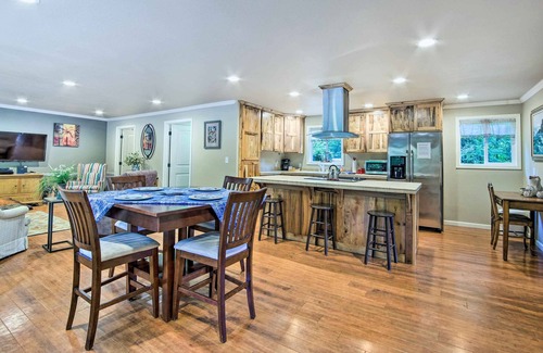 Coos Bay Cabaña | Coos Bay Retreat < 2 Mi to Marina & Casino!