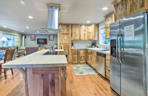 Coos Bay Cabaña | Coos Bay Retreat < 2 Mi to Marina & Casino!