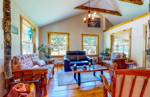 Roxbury Cabina | Coos Canyon- Firepit, Swimming Hole & Dog-Friendly