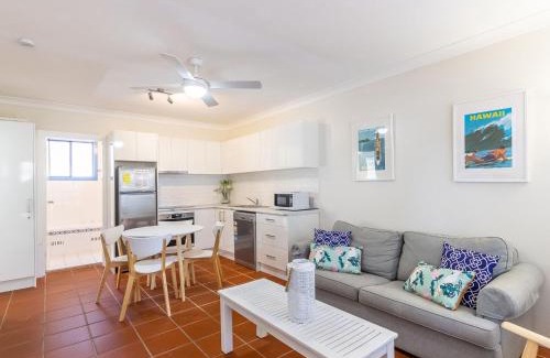 Corlette Casa | Copacabana 2 cute unit with water views from the balcony