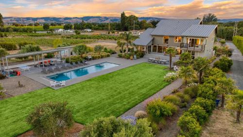 Sonoma Casa | Coplan Vineyards by AvantStay 10-Acre Estate w Pool Spa Bocce Designer Interiors