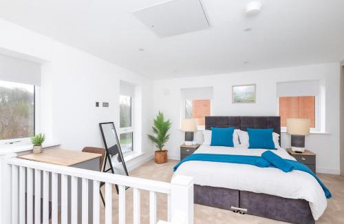 Chapeltown Casa | Copper Beech by Alt-Stay - 2 Bed En Suite Contractor, Corporate & Relocation Accommodation near LBA with EV Plug, Parking, King Bed, Workspace, Kitchen, Smart TV and Wi Fi - Long Stay Ready with Weekly and Monthly Rates