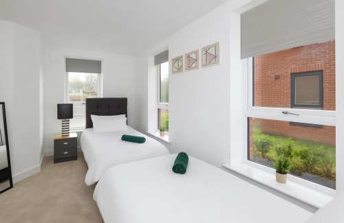 Chapeltown Casa | Copper Beech by Alt-Stay - 2 Bed En Suite Contractor, Corporate & Relocation Accommodation near LBA with EV Plug, Parking, King Bed, Workspace, Kitchen, Smart TV and Wi Fi - Long Stay Ready with Weekly and Monthly Rates