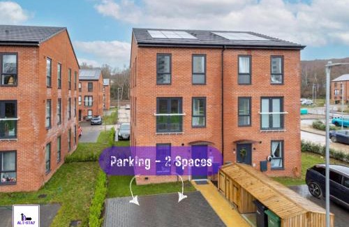 Chapeltown Casa | Copper Beech by Alt-Stay - 2 Bed En Suite Contractor, Corporate & Relocation Accommodation near LBA with EV Plug, Parking, King Bed, Workspace, Kitchen, Smart TV and Wi Fi - Long Stay Ready with Weekly and Monthly Rates