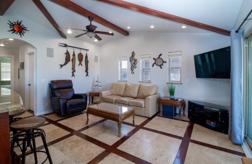 Port Isabel Casa | Copper Bottomed Waterfront Cottage Bring the family Please see Manager Info before booking