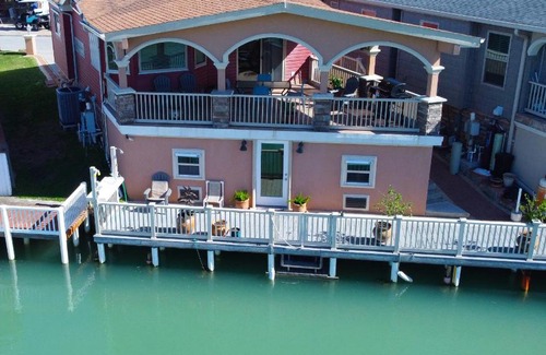 Port Isabel Casa | Copper Bottomed Waterfront Cottage Bring the family Please see Manager Info before booking