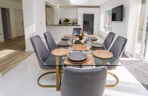 Barnsley Cabaña | COPPER COIN, family friendly, luxury holiday cottage in Gawber