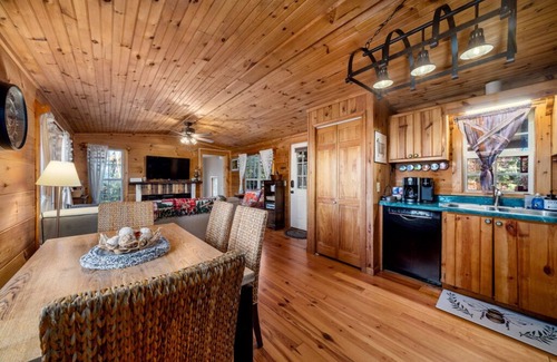 Hendersonville Casa | Copper Kettle Cabin A peaceful cabin, pet friendly near Hendersonville