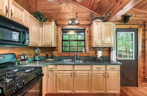 Tellico Plains Cabina | Copper Ridge Log Cabin RV/Boat/Trailer parking