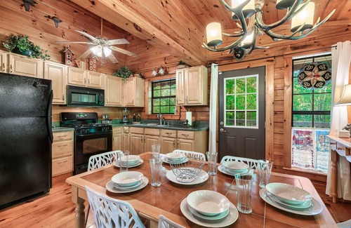 Tellico Plains Cabina | Copper Ridge Log Cabin RV/Boat/Trailer parking