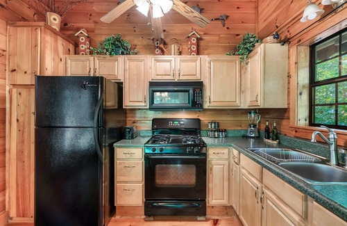 Tellico Plains Cabina | Copper Ridge Log Cabin RV/Boat/Trailer parking