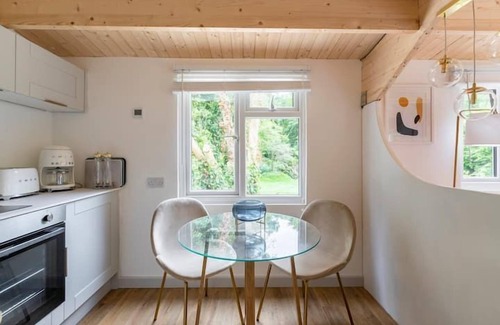 Blandford Saint Mary Chalet De Esquí | COPPERBEECH - ROMANTIC ESCAPE | SLEEPS 2 | HOT TUB | BBQ | PATIO | WI-FI