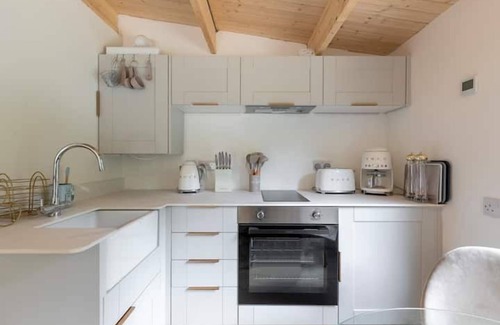 Blandford Saint Mary Chalet De Esquí | COPPERBEECH - ROMANTIC ESCAPE | SLEEPS 2 | HOT TUB | BBQ | PATIO | WI-FI