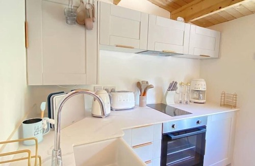 Blandford Saint Mary Chalet De Esquí | COPPERBEECH - ROMANTIC ESCAPE | SLEEPS 2 | HOT TUB | BBQ | PATIO | WI-FI