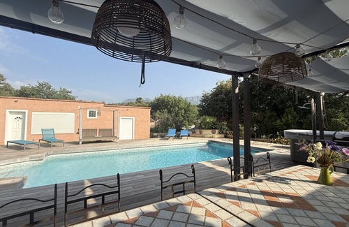 Nans-les-Pins Cama Y Desayuno | 'Coquelicot' Guest Room with Mountain View, Wi-Fi and Air Conditioning