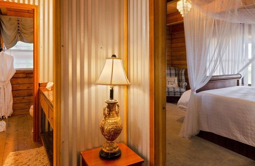 Tyler Cabina | Cora's Main Log Cabin 2 Bedroom Cabin