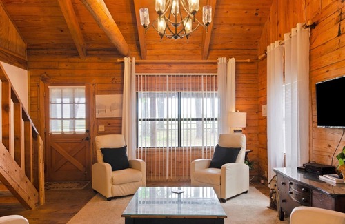 Tyler Cabina | Cora's Main Log Cabin 2 Bedroom Cabin