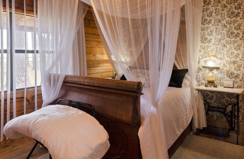 Tyler Cabina | Cora's Main Log Cabin 2 Bedroom Cabin