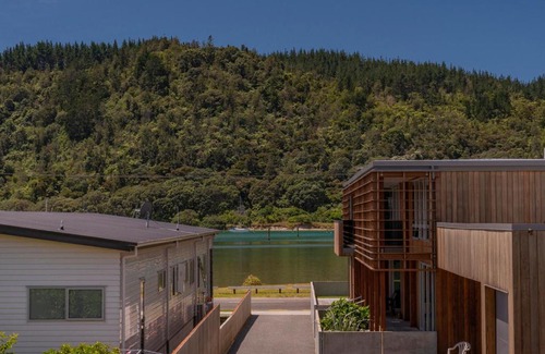 Whangamata Casa | Coral Castle - Whangamata Holiday Home