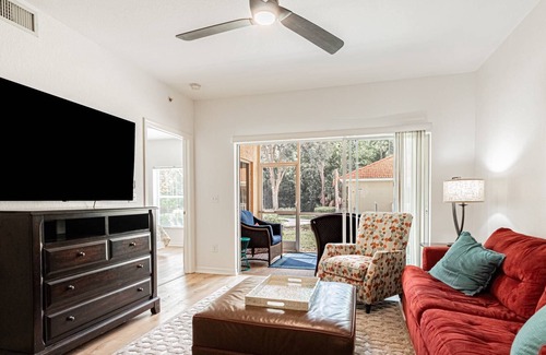 Ole Condominio | Coral Falls - 1st floor condo - private screened lanai w/views of indoor 65" TV & steps to pool/spa