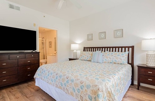 Ole Condominio | Coral Falls - 1st floor condo - private screened lanai w/views of indoor 65" TV & steps to pool/spa