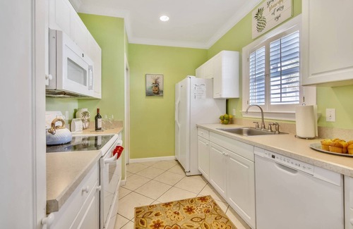 Key West Villa | Coral Palm by AvantStay | Key West Walkable| Gated Community & Shared Pool
