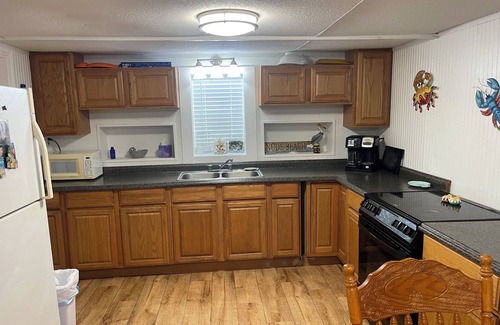 Matagorda Casa | "Coral Reef" waterfront home on a private road, lighted fishing pier, and wifi.