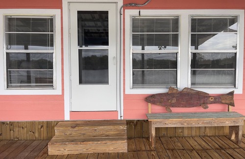Matagorda Casa | "Coral Reef" waterfront home on a private road, lighted fishing pier, and wifi.