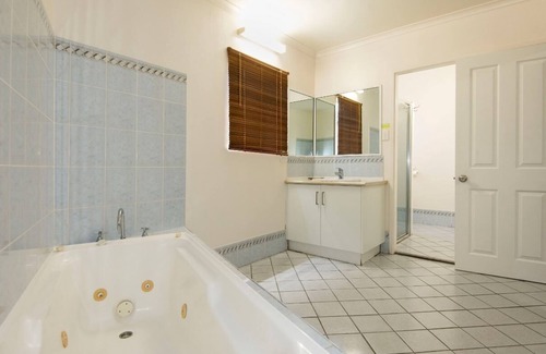 Mackay Hotel | Coral Sands Motel