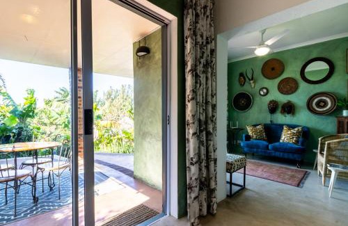 Umhlali Beach Apartamento | Coral Tree Cottage at Villa Roc Guesthouse, Salt Rock Ballito, Solar Power