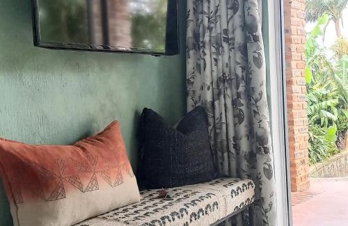 Umhlali Beach Apartamento | Coral Tree Cottage at Villa Roc Guesthouse, Salt Rock Ballito, Solar Power
