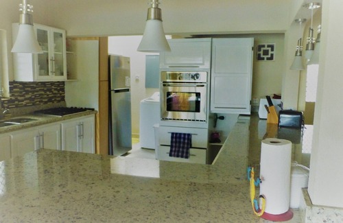Long Bay Villa | Coral Villa Nr Sam Lord's Castle, playa, algunas vistas al mar!