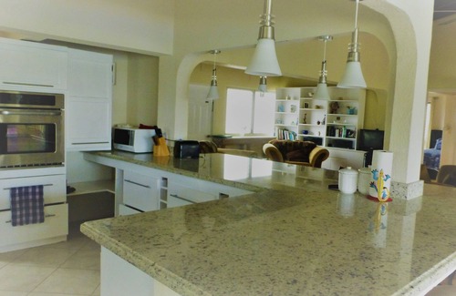 Long Bay Villa | Coral Villa Nr Sam Lord's Castle, playa, algunas vistas al mar!