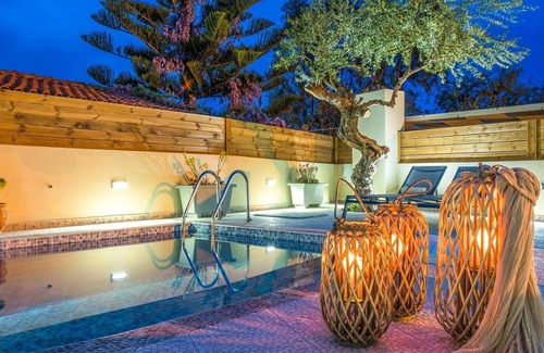 Neromilos Villa | CORAL Villa con piscina y jardín privado, 2 dormitorios a 100 m del mar
