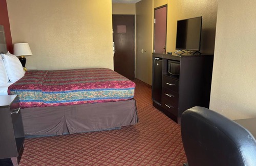 Oklahoma City Hotel | Coratel Inn & Suites Santa Fe OKC Standard 1 King Bed NS