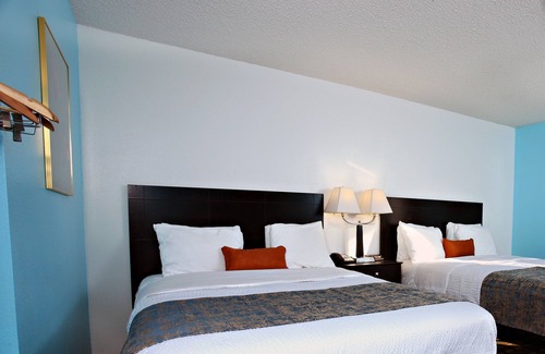 Newton Hotel | Sky Palace Inn & Suites Newton