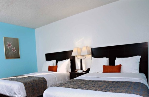 Newton Hotel | Sky Palace Inn & Suites Newton / Comfort 2 Cama Queen