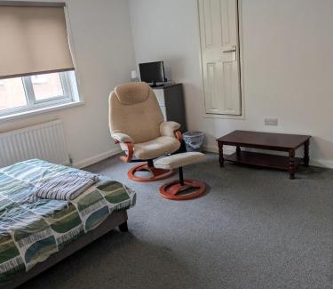 Corby Casa | Corby Town Vacations Rooms available for Couples & Singles