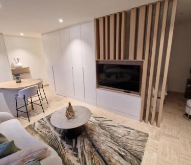Gare Apartamento | Core Luxembourg City Mirrorview-Parking and Breakfast