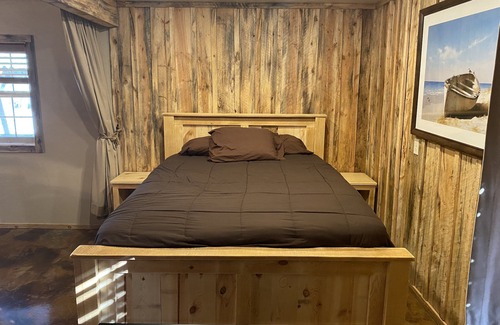 Moorcroft Casa | Corey's Gittaway 2….2 queen beds sleeps 4 people!